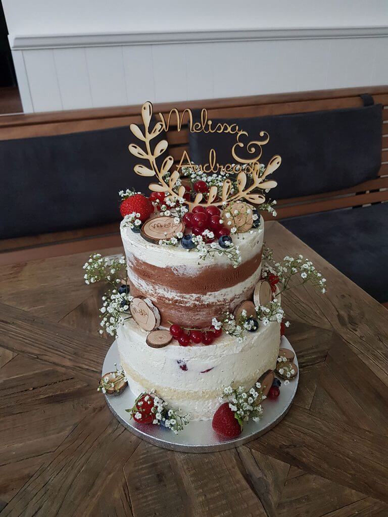 Hochzeitstorte mit Früchten und Cake Topper