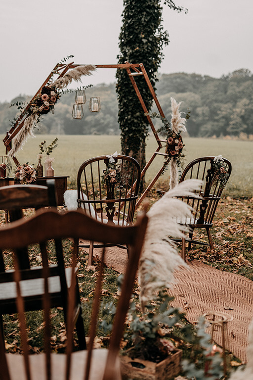 Der Außenbereich der Scheune hergerichtet für eine freie Trauung