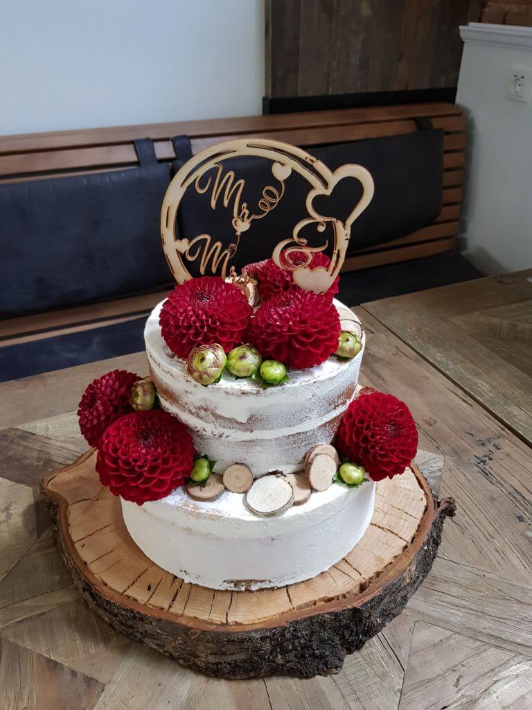 Hochzeistorte mit Blumenelementen und Cake-Topper