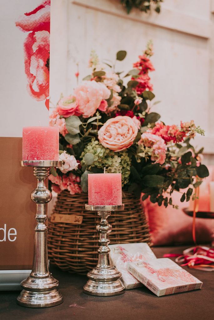 Farblich abgestimmte Blumensträuße im Eingangsbereich Blumendekoration im Eingangsbereich