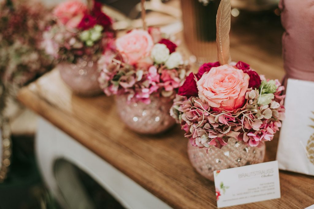Zusammenstellung mit dominater Blume als Gastgeschenk Blumendekoration als Gastgeschenk