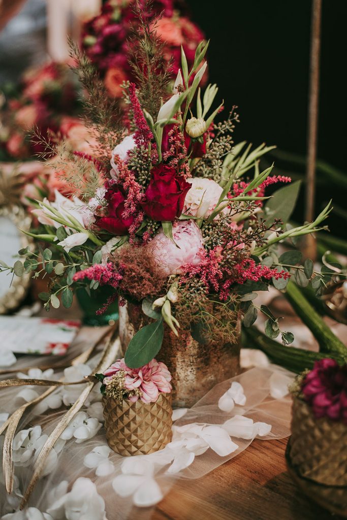 Farblich abgestimmte Blumensträuße in Blumenvasen auf dem Tisch FArbiger Blumenstrauss als Tischeko in Rot