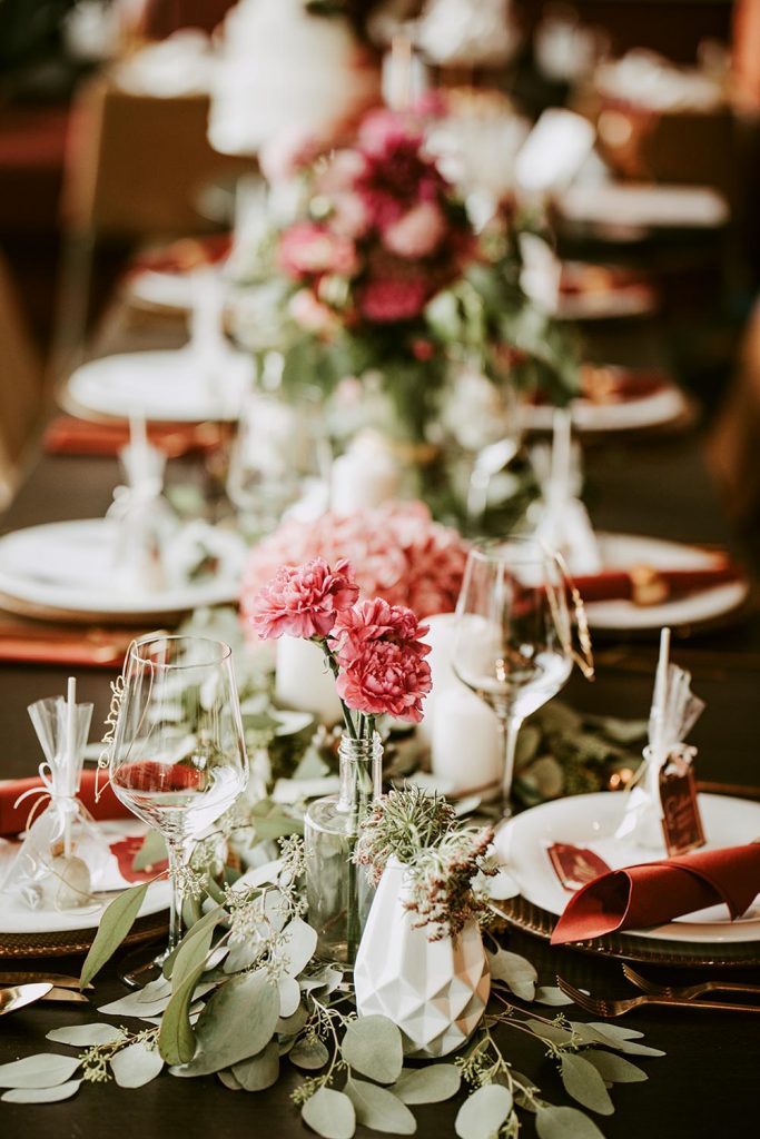 Farblich abgestimmte Blumensträuße als Tischdekoration Blumenstrauß als Tischdeko