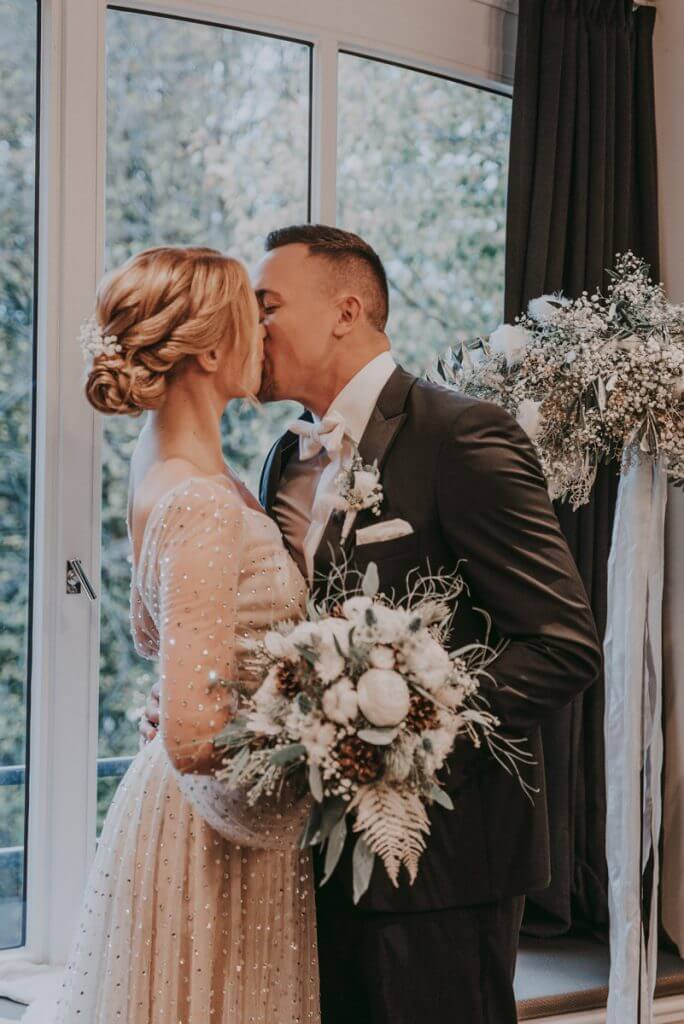 Der romantische Kuss nach dem Ja Wort