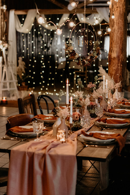 Einrichtung einer Scheune für die Hochzeitsfeier