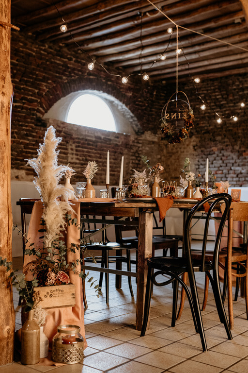 Rustikale Dekoration der Scheune für die Hochzeitsfeier