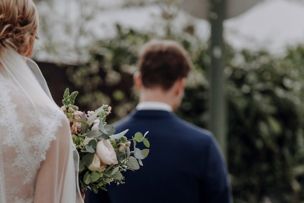 Kurz vor dem ersten Aufeinandertreffen bei einem Paarshooting Paar sieht sich das erste mal beim Paarshooting