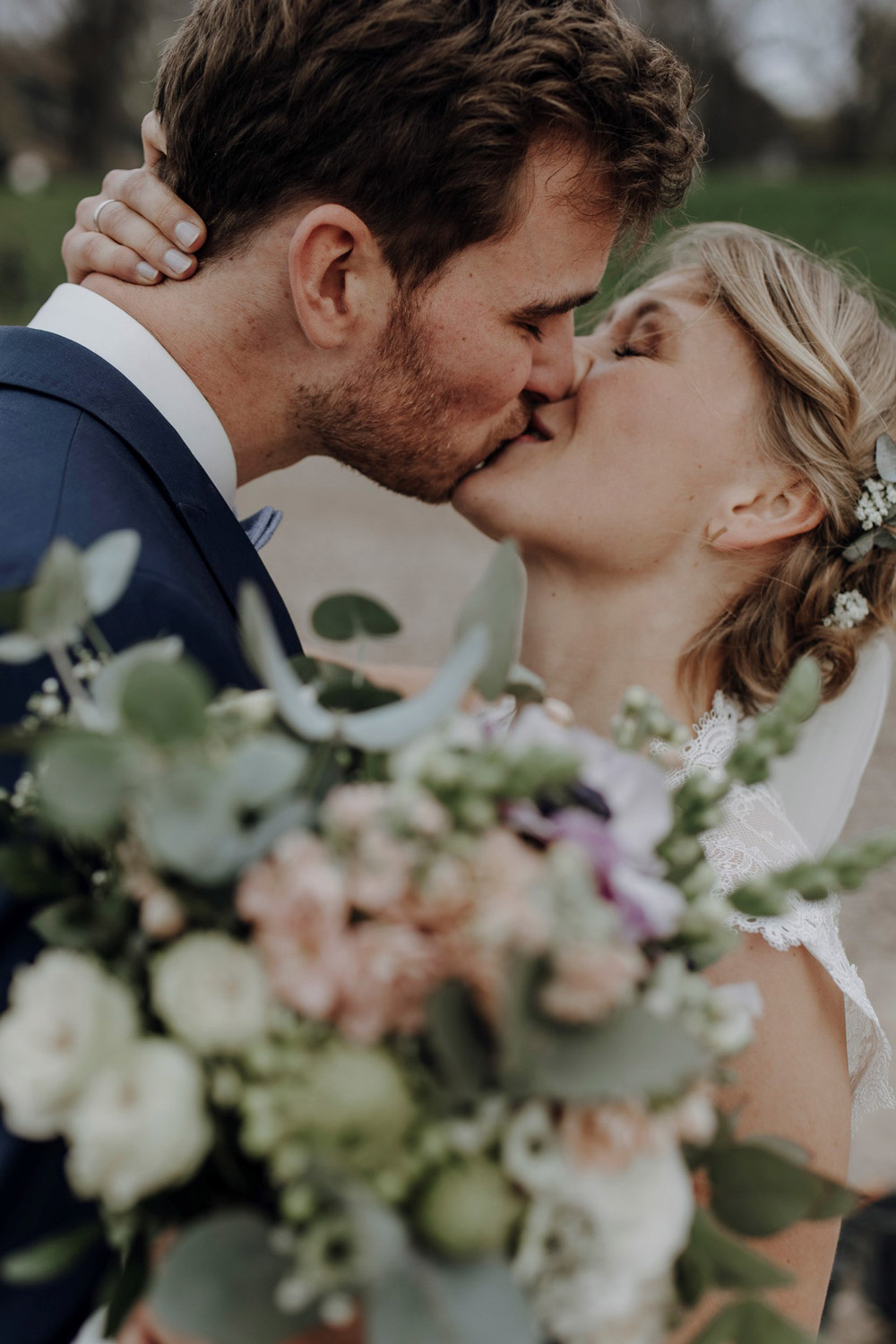 Romatischer Kuss eines Brautpaares