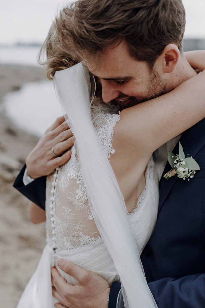 Liebevolle Umarmung des Brautpaares Liebevolle Umarmung des Brautpaars