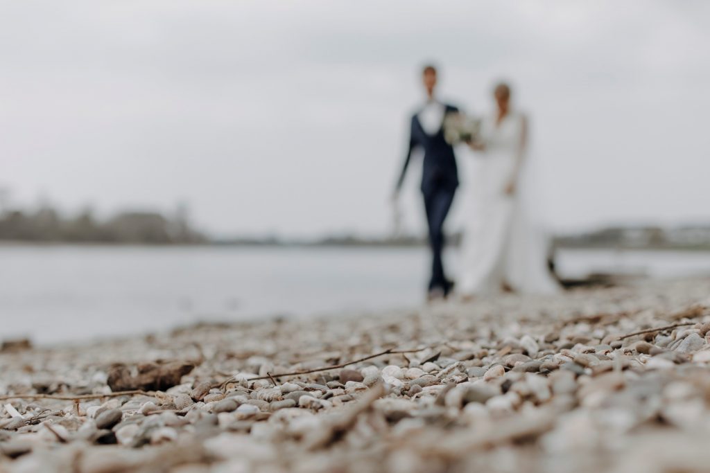 Aussergewöhnliche Perspektive bei einem Paarshooting am See Spaziergang beim Paarshooting am Strand