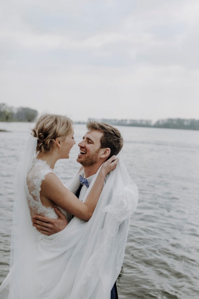 Natürliches Paarshooting am Wasser Paarshooting am Wasser