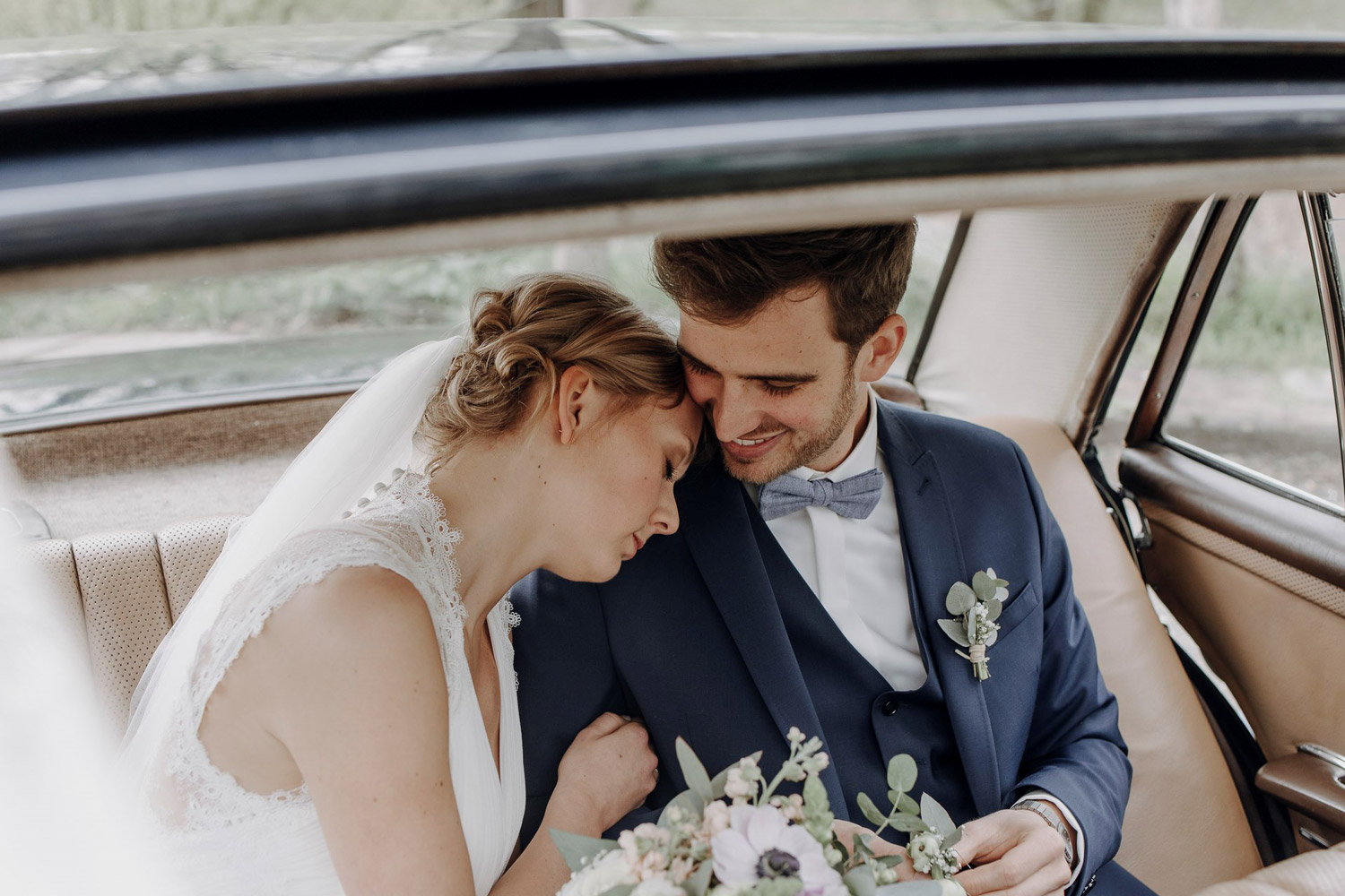 Das Brautpaar gemeinsam im Hochzeitswagen
