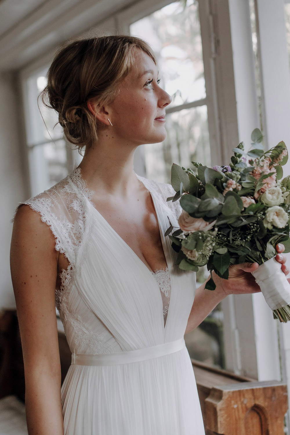 Braut wartet mit Brautstrauss am Altar