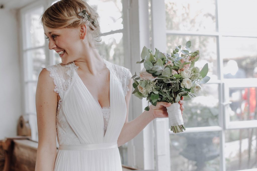 Warten der Braut auf ihren Bräutigam Braut wartet am Altar