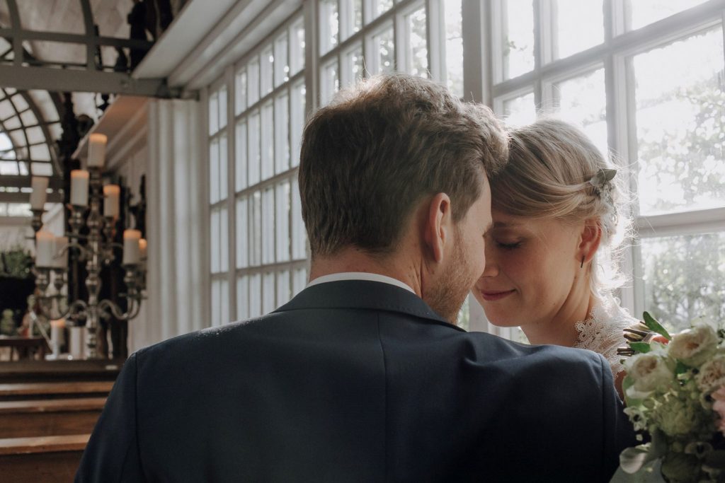 Gefühlvolle Blicke beim Paarshooting in der Kapelle Gefühlvolle Blicke eines Brautpaares