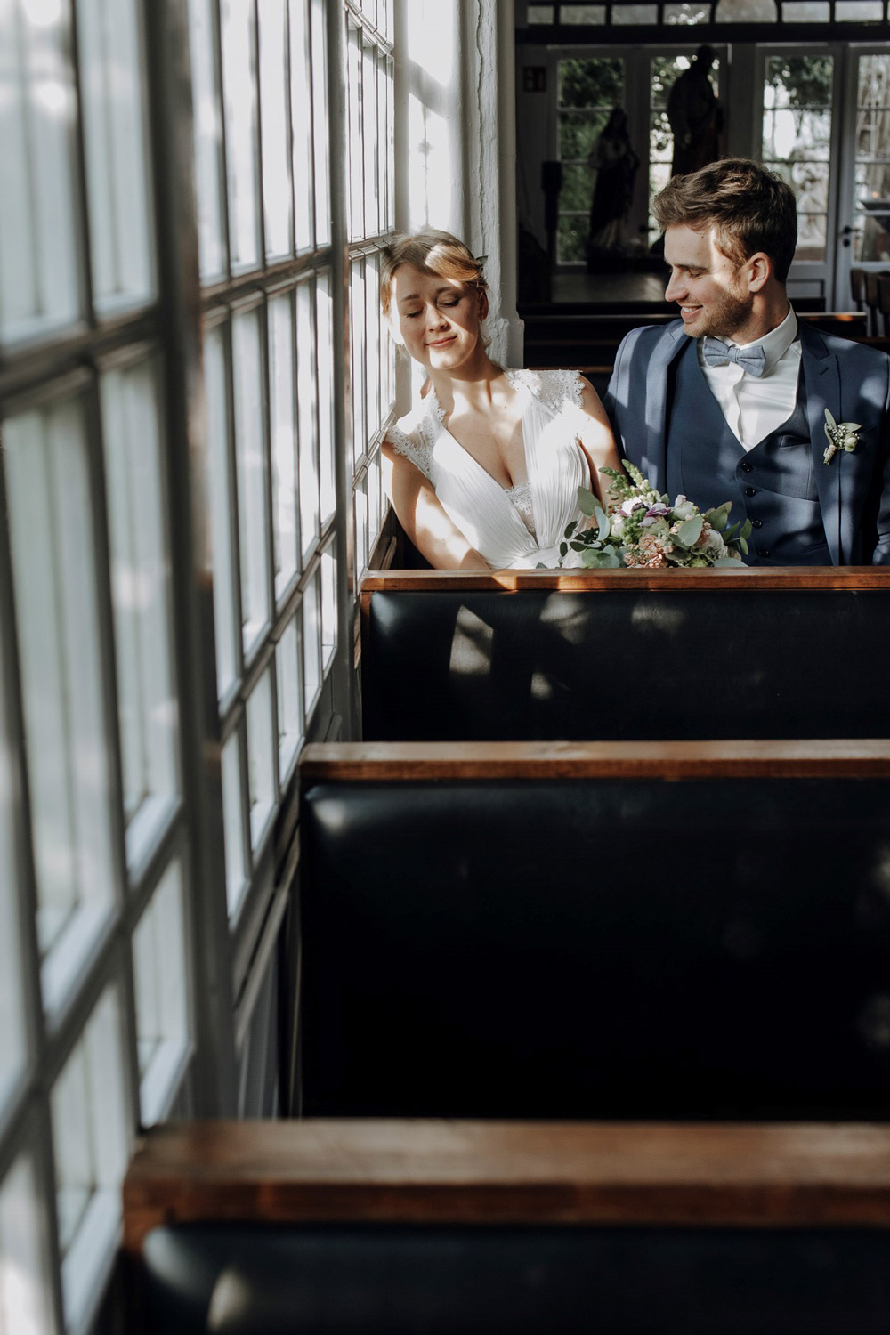 Brautpaar genießt die Zeit beim Paarshooting