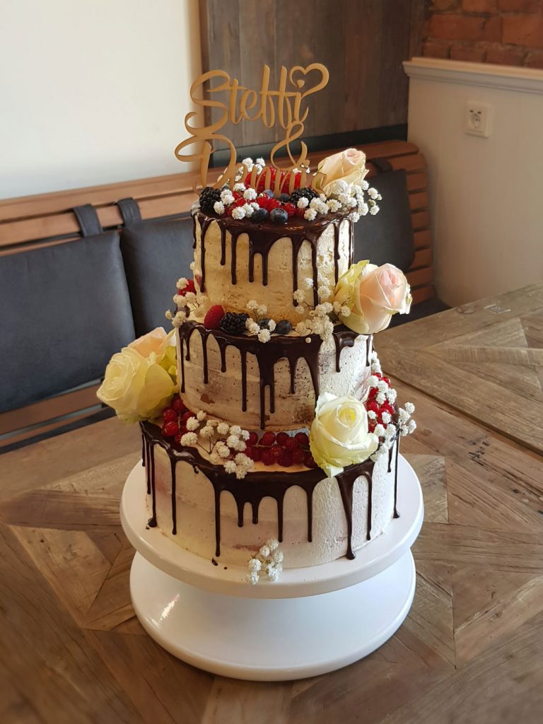 Cake Topper als Namen auf der Hochzeitstorte Cake Topper mit Namen & Symbolen