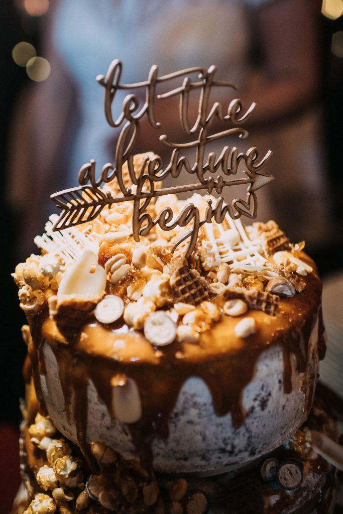 Cake Topper als Spruch auf der Torte Spezielle Cake Topper auf Hochzeitstorte