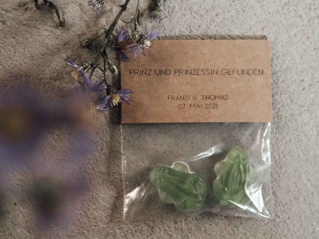 Gastgeschenke mit Fröschen als Weingummi