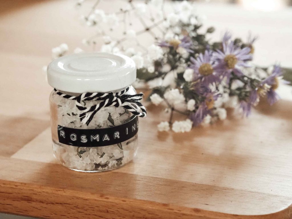 Gastgeschenke mit selbstgemachtem Rosmarinsalz