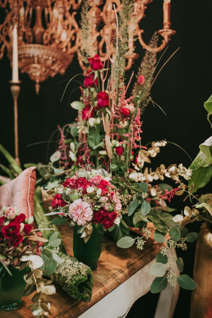 Farbkonzept mit dunklen Farbtönen Blumen in einem roten Farbkonzept