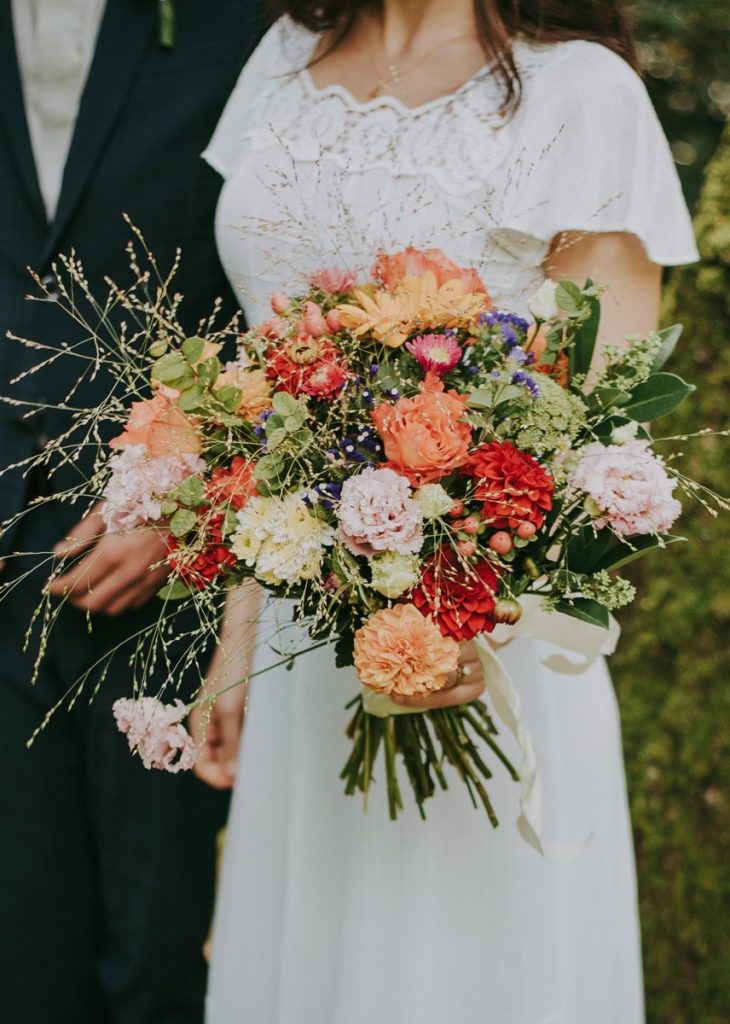 Farbkonzept eines Brautstrauß mit Orange und Gelb und hellen Farben Farbkonzept eines Brautstrauß mit hellen und dunklen Farben