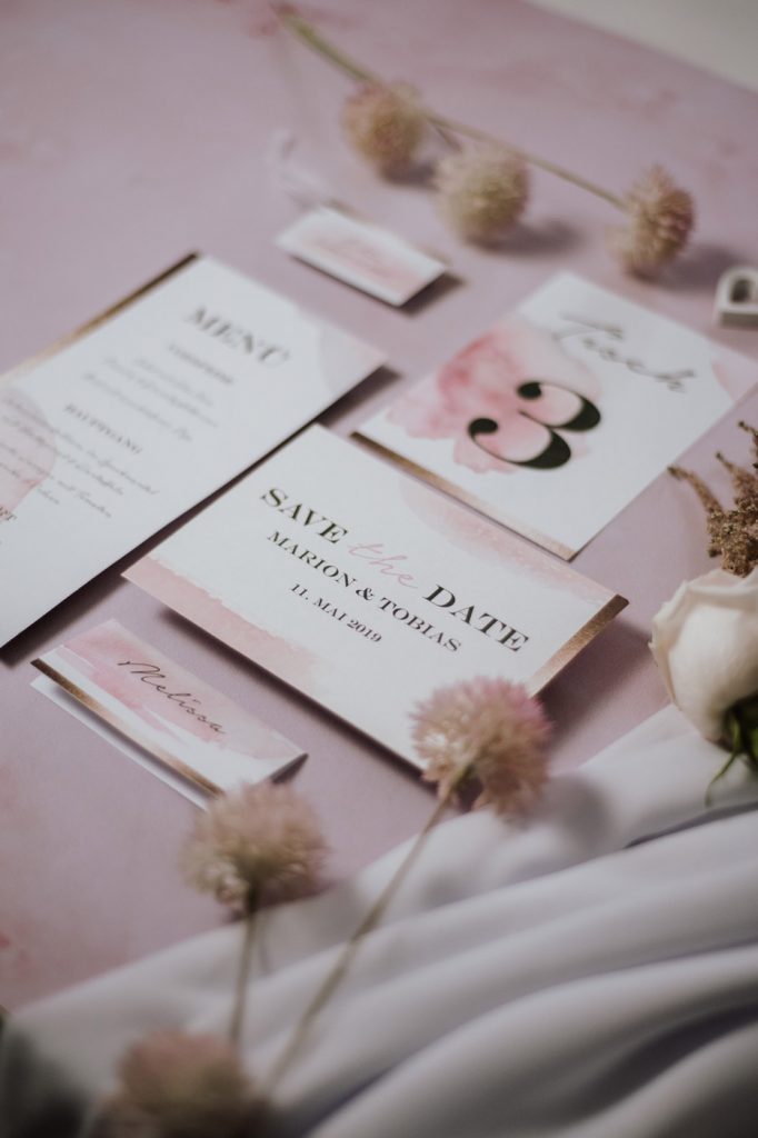 Nahaufnahme Einheitliche Papeterieprodukte im Farbstil rosa Nahaufnahme Papeterie