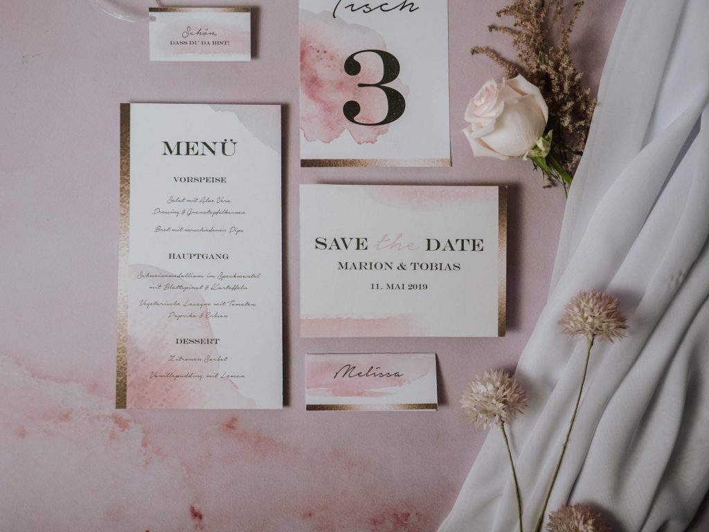 Einheitliche Papeterieprodukte im Farbstil rosa Einheitliche Papeterieprodukte