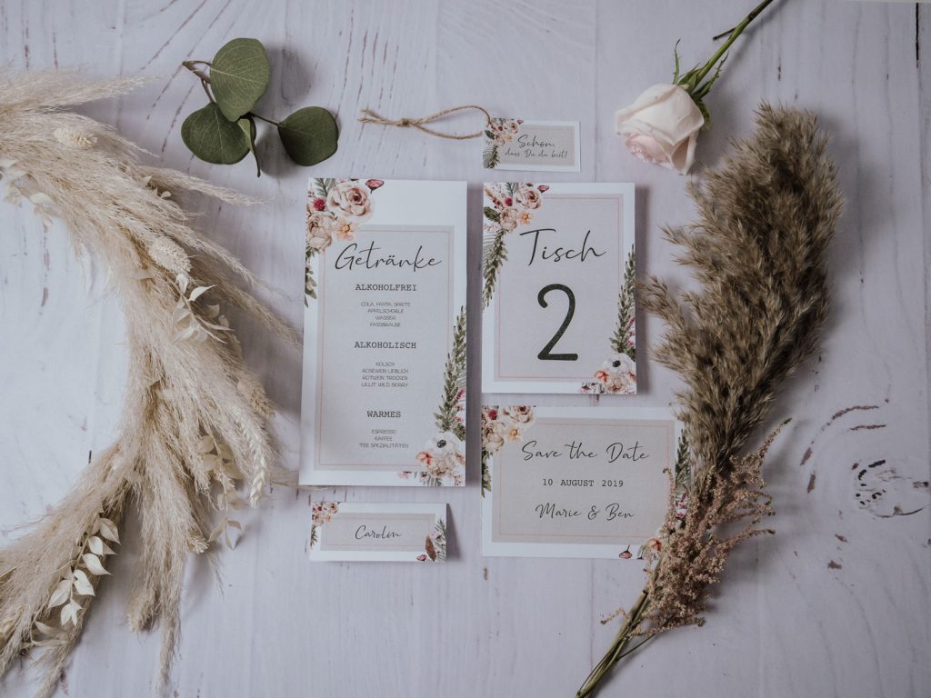 Flatflay einer Papeterie Grundausstattung Papeterie Flatlay Grundausstattung