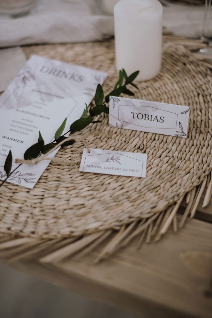 Namensschild, Dankeskarte und eine Menükarte Namensschild, Dankeskarte & Menükarte