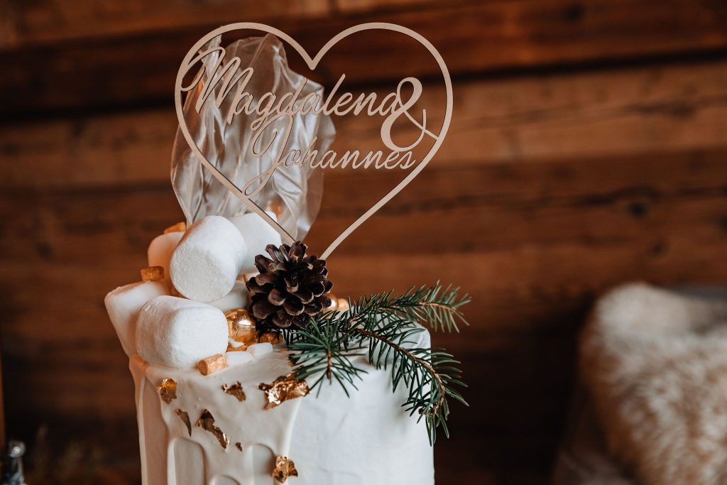Nahaufnahme des Cake Toppers auf der Hochzeitstorte