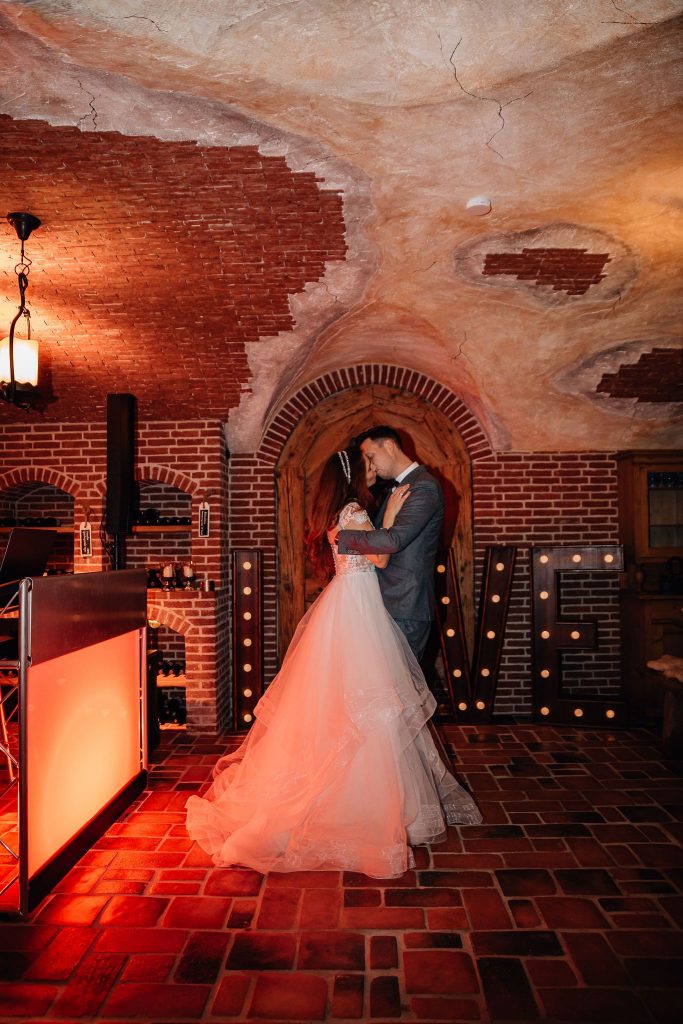 Kleine Hochzeitsfeier in einem Kellergewölbe