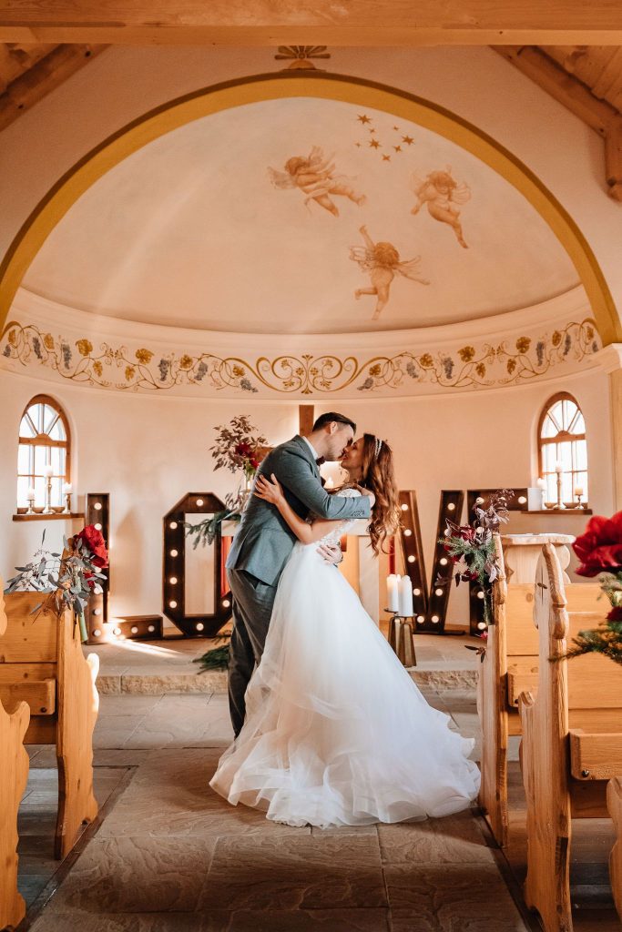 Der finale Kuss am Ende der Trauzeremonie