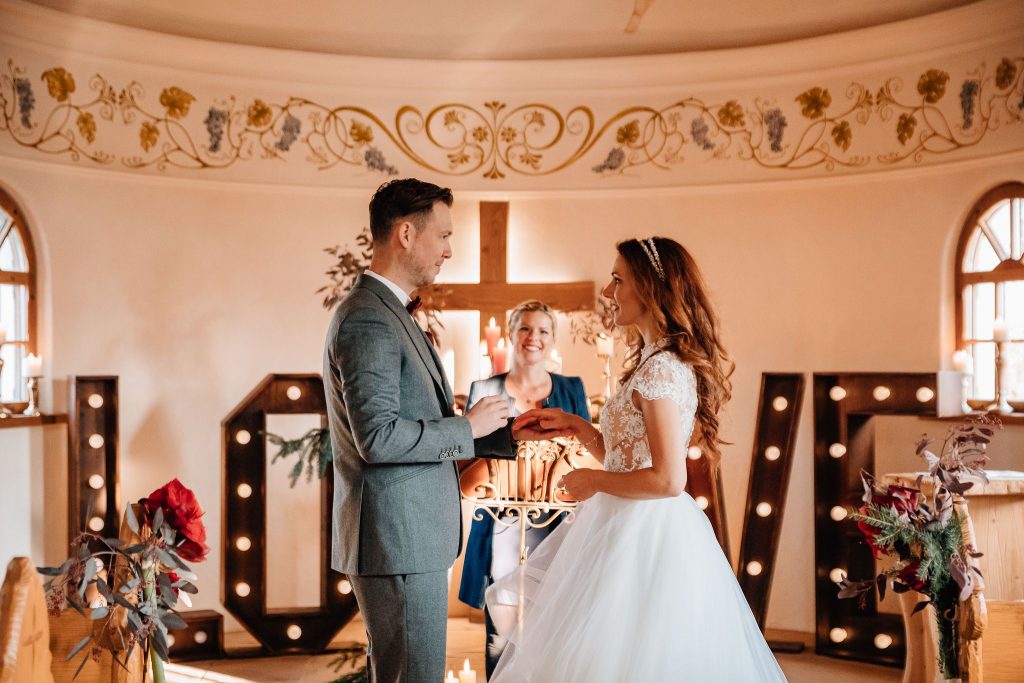 Das Brautpaar schaut sich verliebt an nach dem Ringtausch