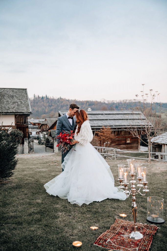 Ein glückliches Paar feiert in einer ländlichen Location