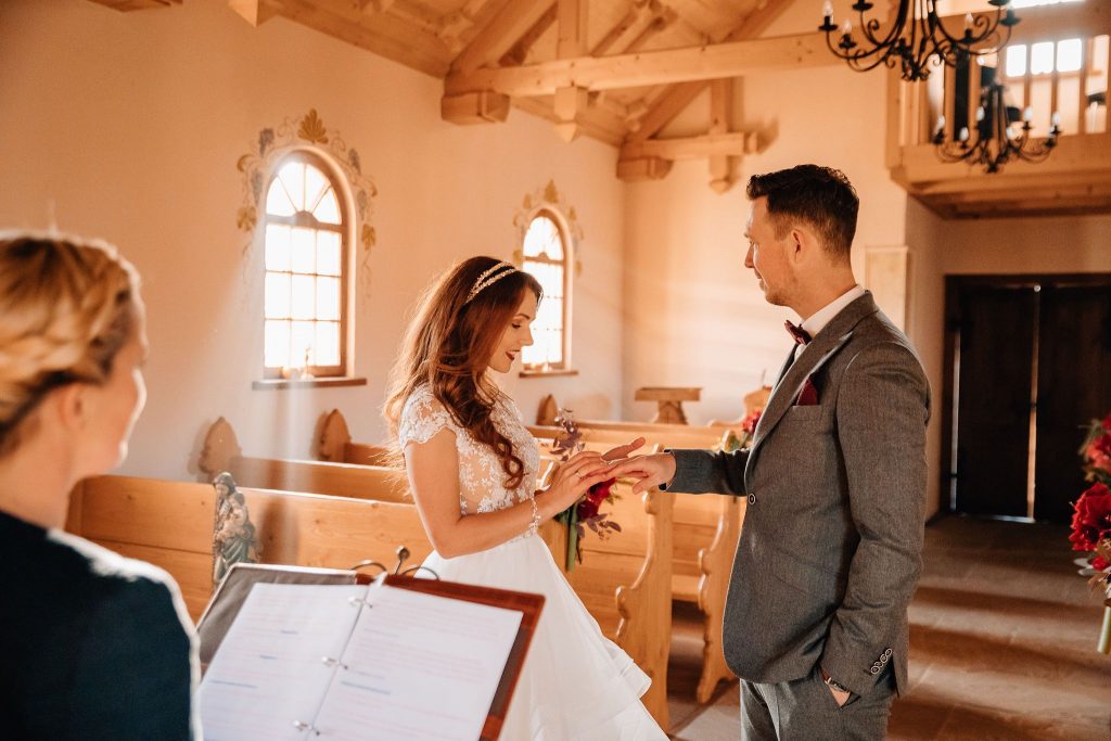 Die Braut steckt dem Bräutigam den Ehering an