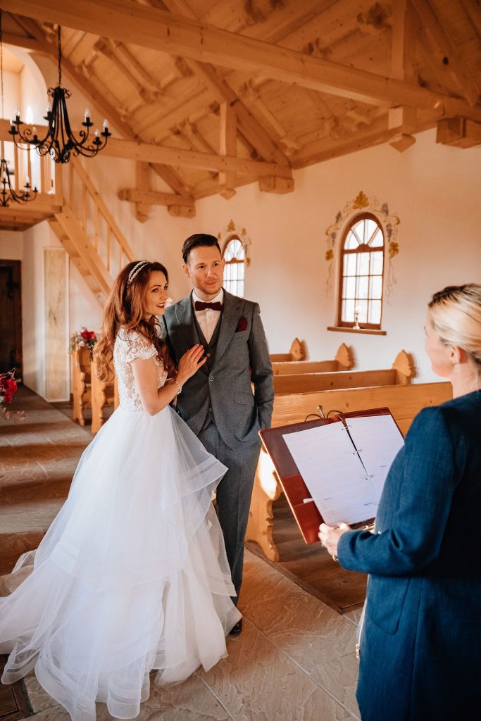 Das Brautpaar hört gespannt die Worte der Traurednerin
