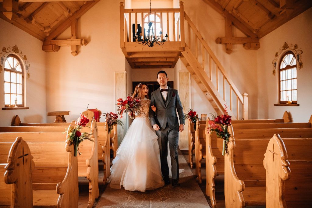 Das Paar läuft gemeinsam zum Altar