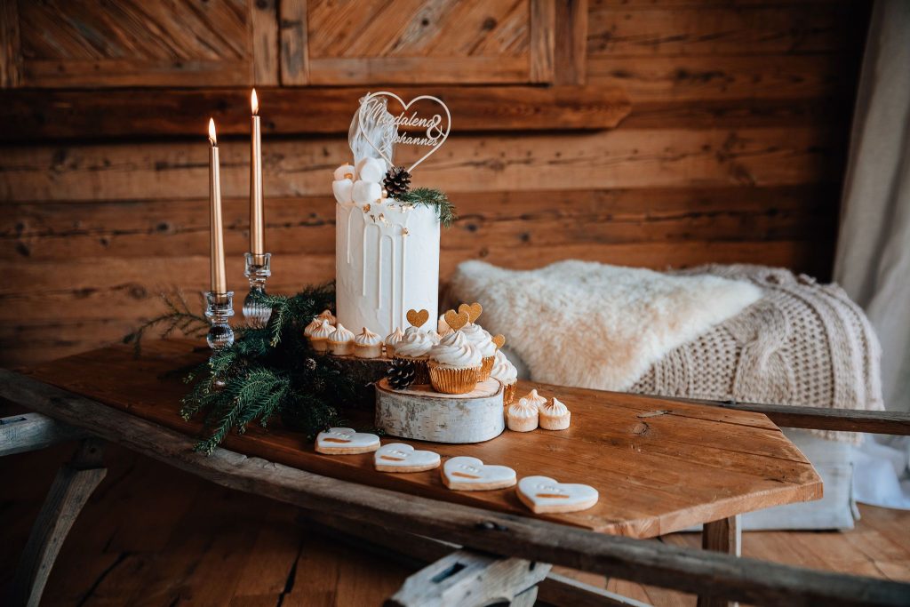 ländliche Dekoration mit Hochzeitstorte und Sweets