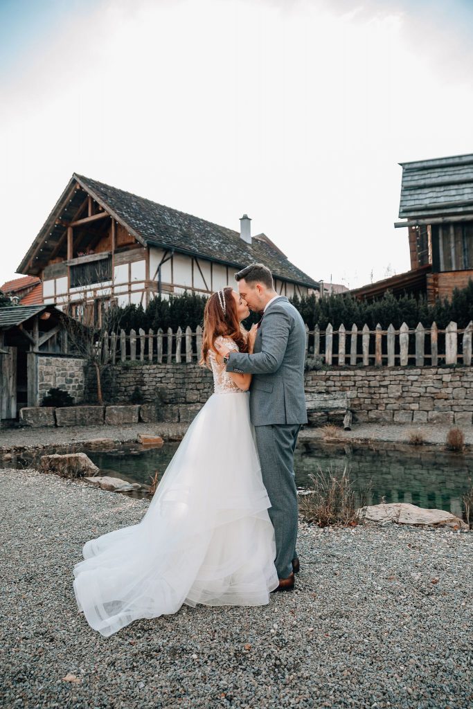 Glückliches Paar vor der idylischen Location Glückliches Paar vor der idylischen Location