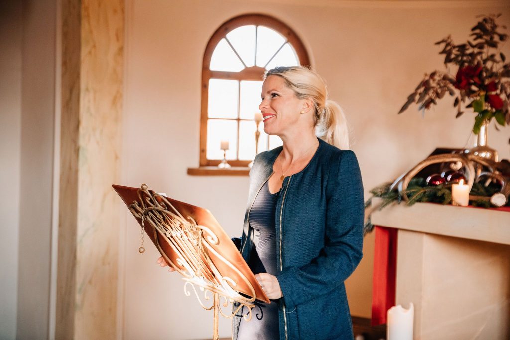 Die Traurednerin beginnt Ihre Rede für das Ehepaar