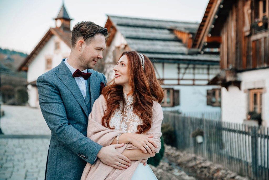 Anreise des Paars zu ihrer intimen Hochzeit Anreise des Paars zu ihrer intimen Hochzeit