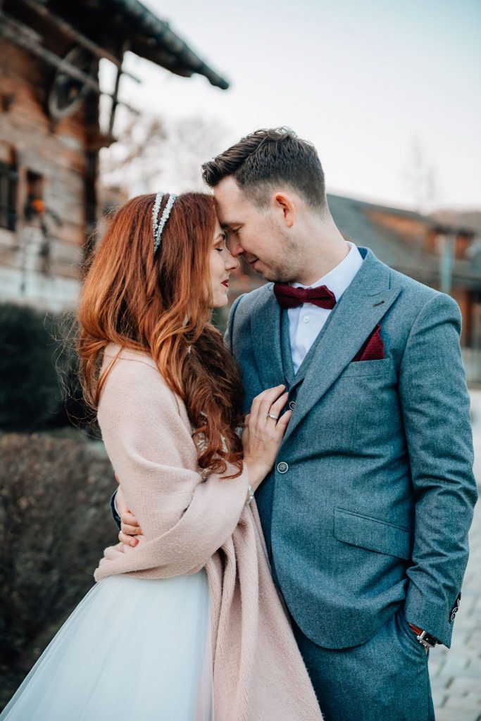 Liebevolle Blicke vor der Trauung