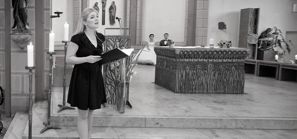 Live Musik während der Trauzeremonie Livegesang einer Sängerin während der Trauzeremonie