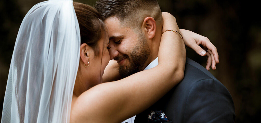 Das glückliche Brautpaar vor einem Kuss