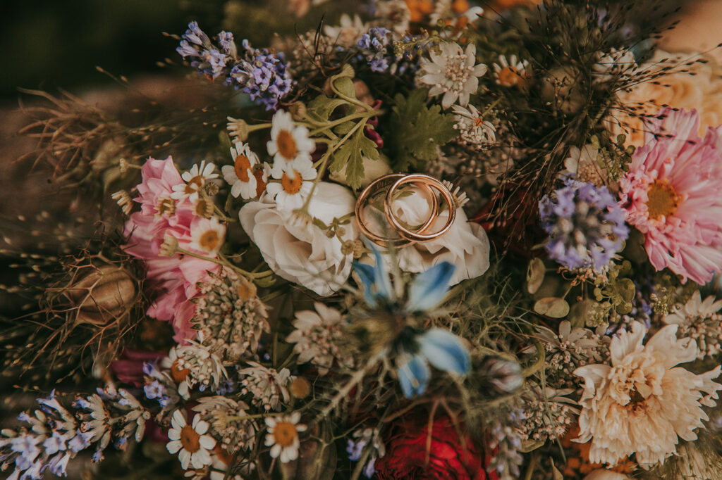 Blumenstrauß als Trautischdekoration Blumenstrauss als Kissen für Trauringe
