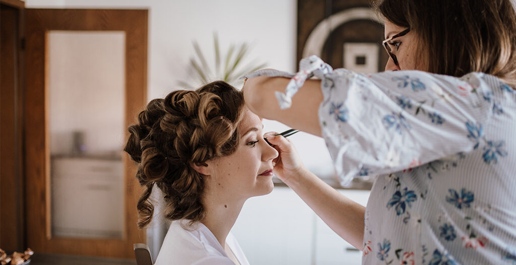 Grundierung des Braut-Make Ups Grundierung des Braut-Make Up von Visagistin