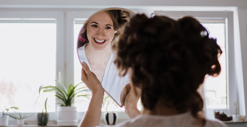 Finalisierung des Gesamtkonzepts Glückliche Braut mit Make Up und Brautfrisur