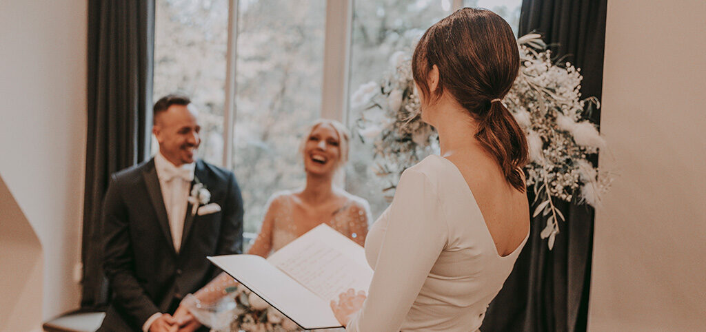 Das Brautpaar mit der Traurednerin bei der Trauung