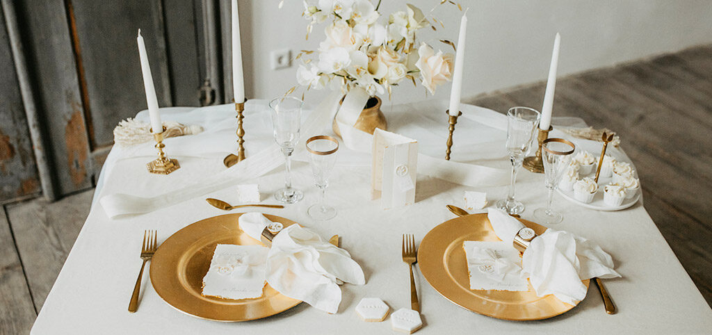 Set einer Tischdekoration mit Papeterie Produkten